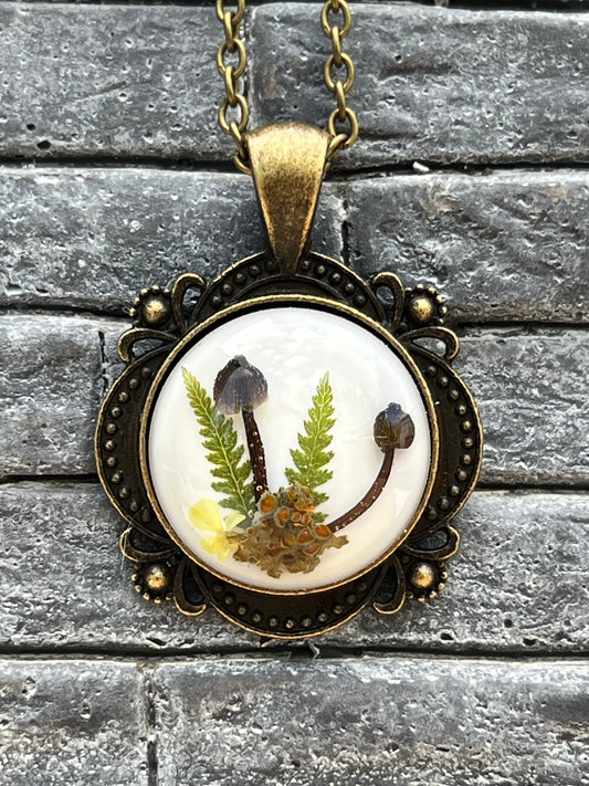 Halskette mit Pilzen, Farn und Flechten Bronze