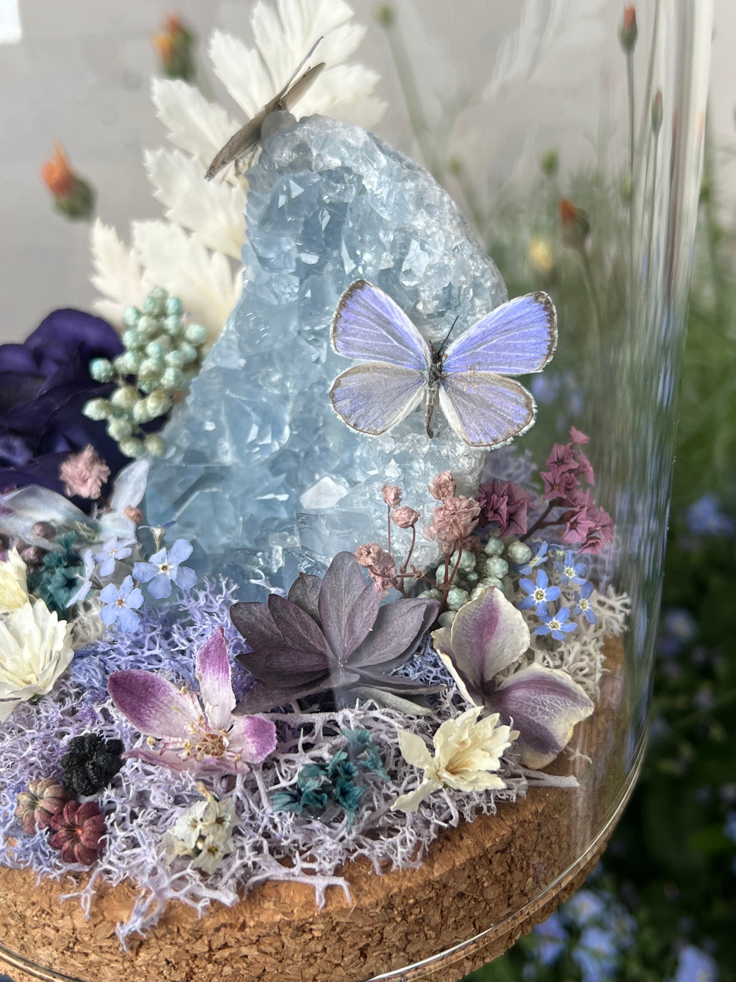Diorama mit Celestit Kristall, Schmetterlingen & Blumen