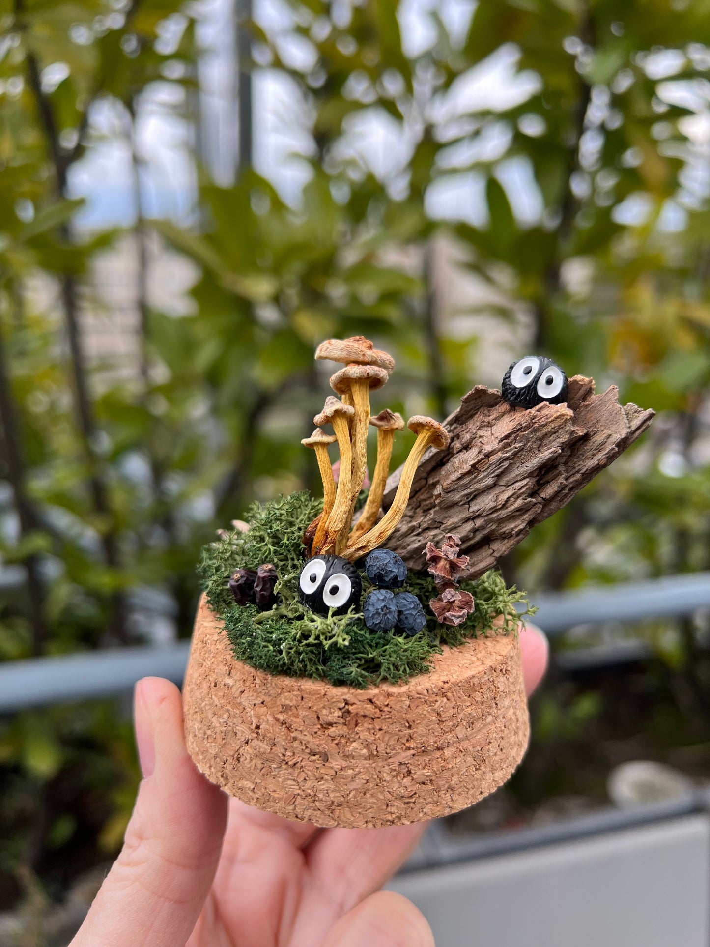 Miniatur Welt mit Russmännchen und Pilzen