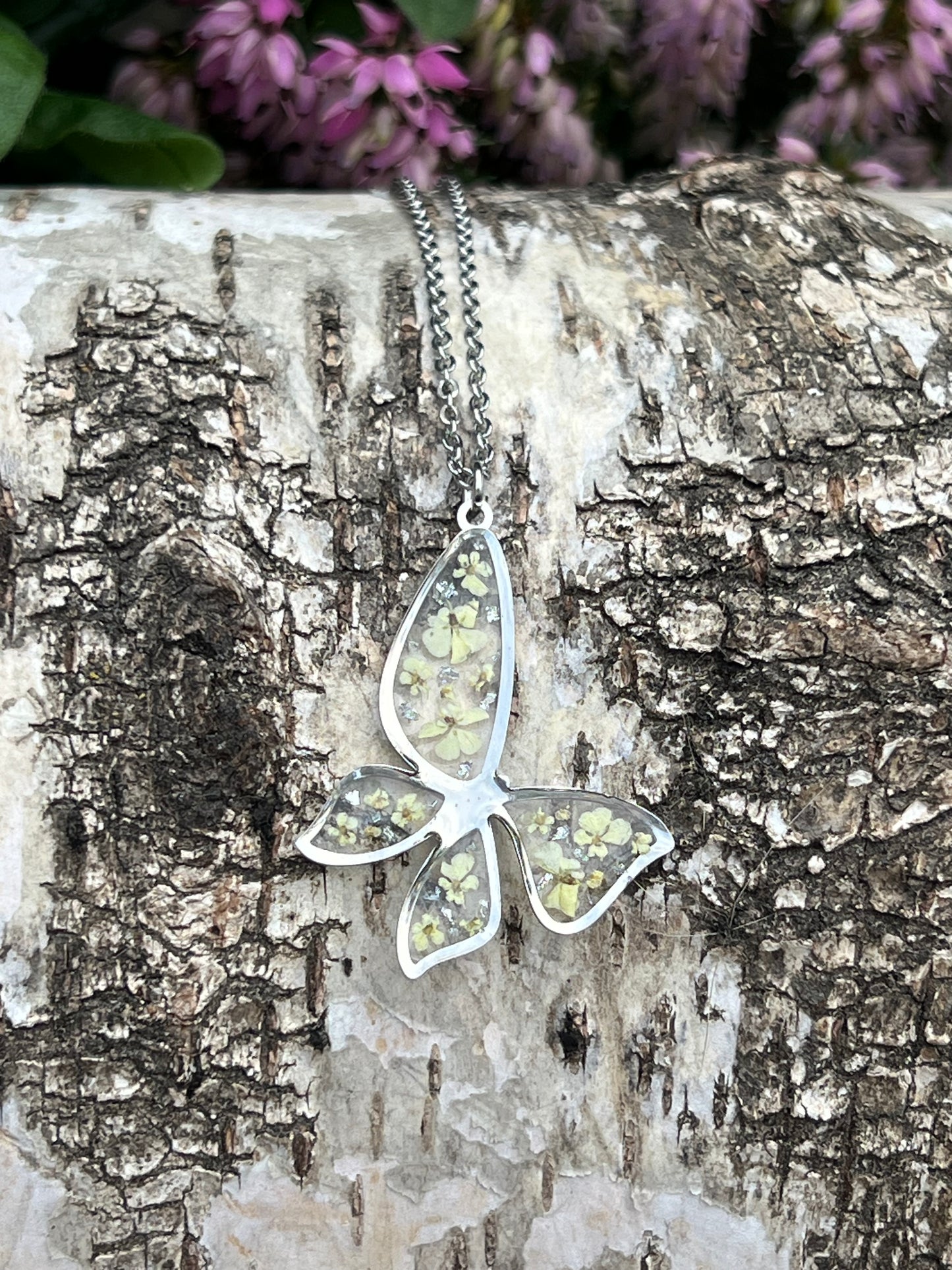 Queen Anne Lace Blüten Halskette mit SIlberflocken in Schmetterlingsform Silber