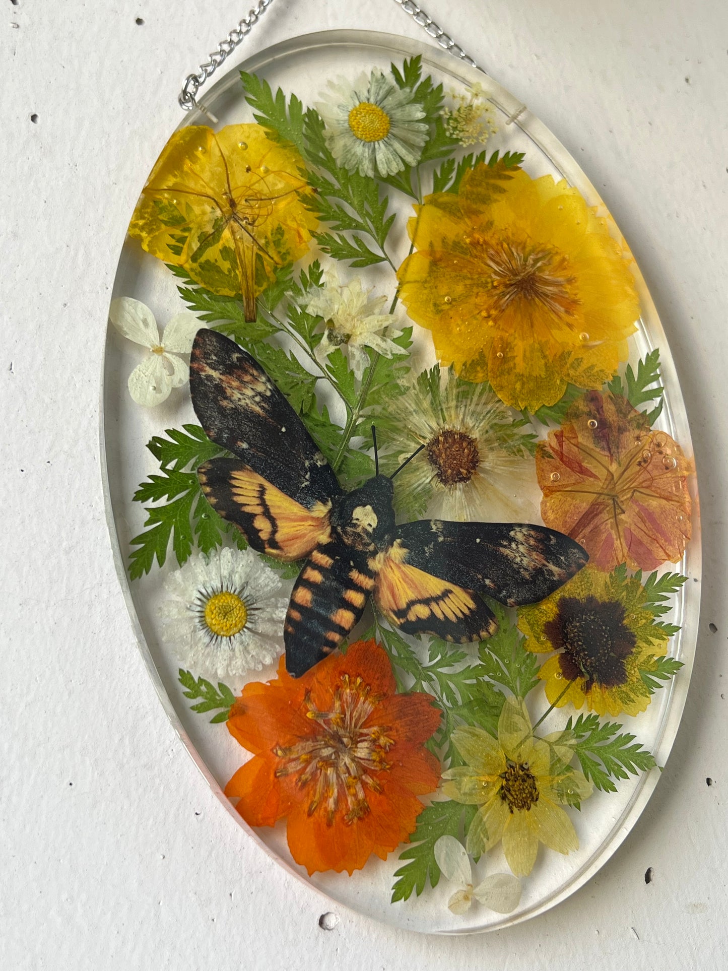 Wandbild mit Blumen und Totenkopfmotte aus Papier