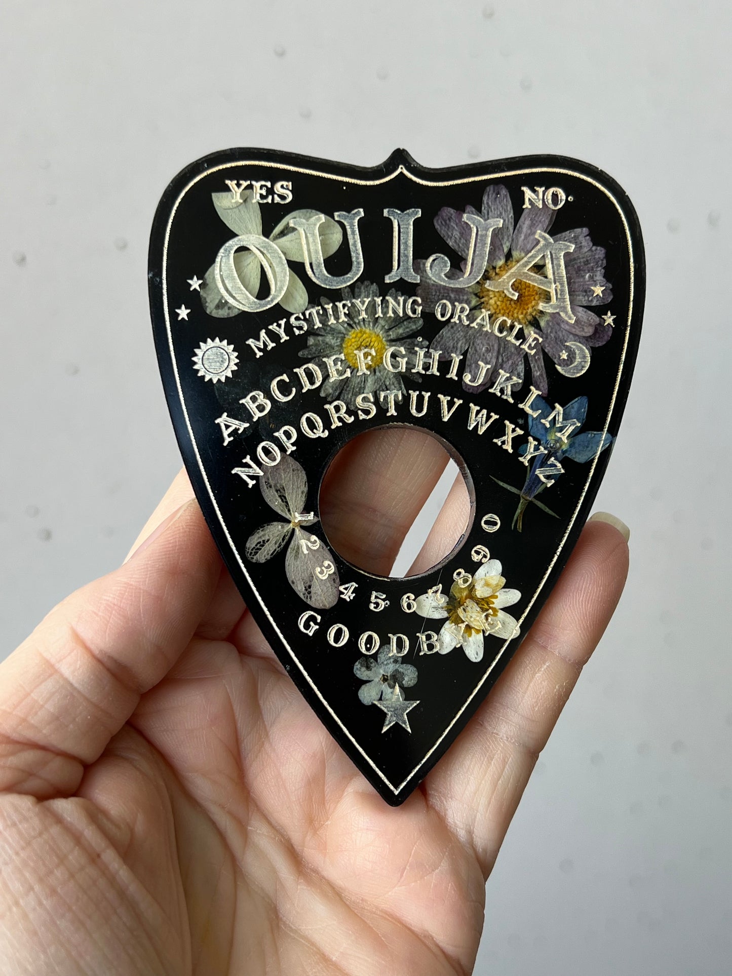 Quija Planchette mit Blumen