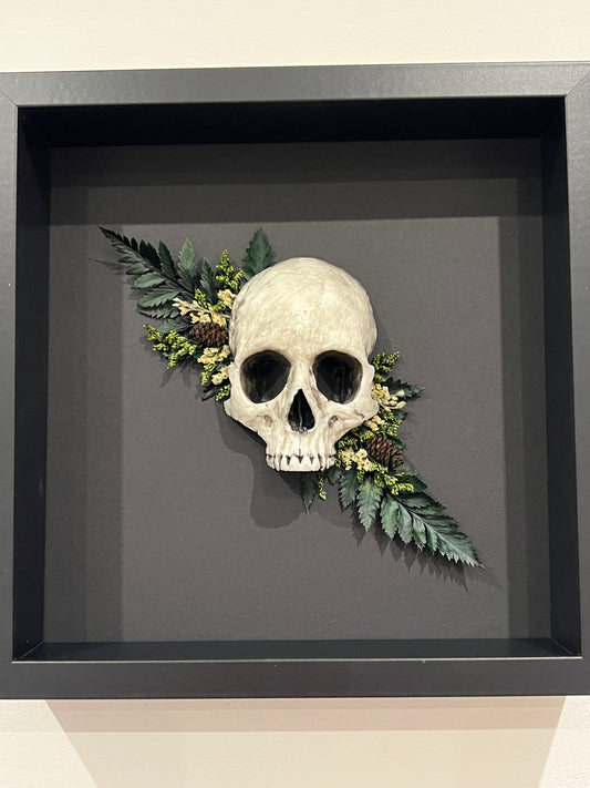 Bilderrahmen Menschenschädel mit Farn und Blumen