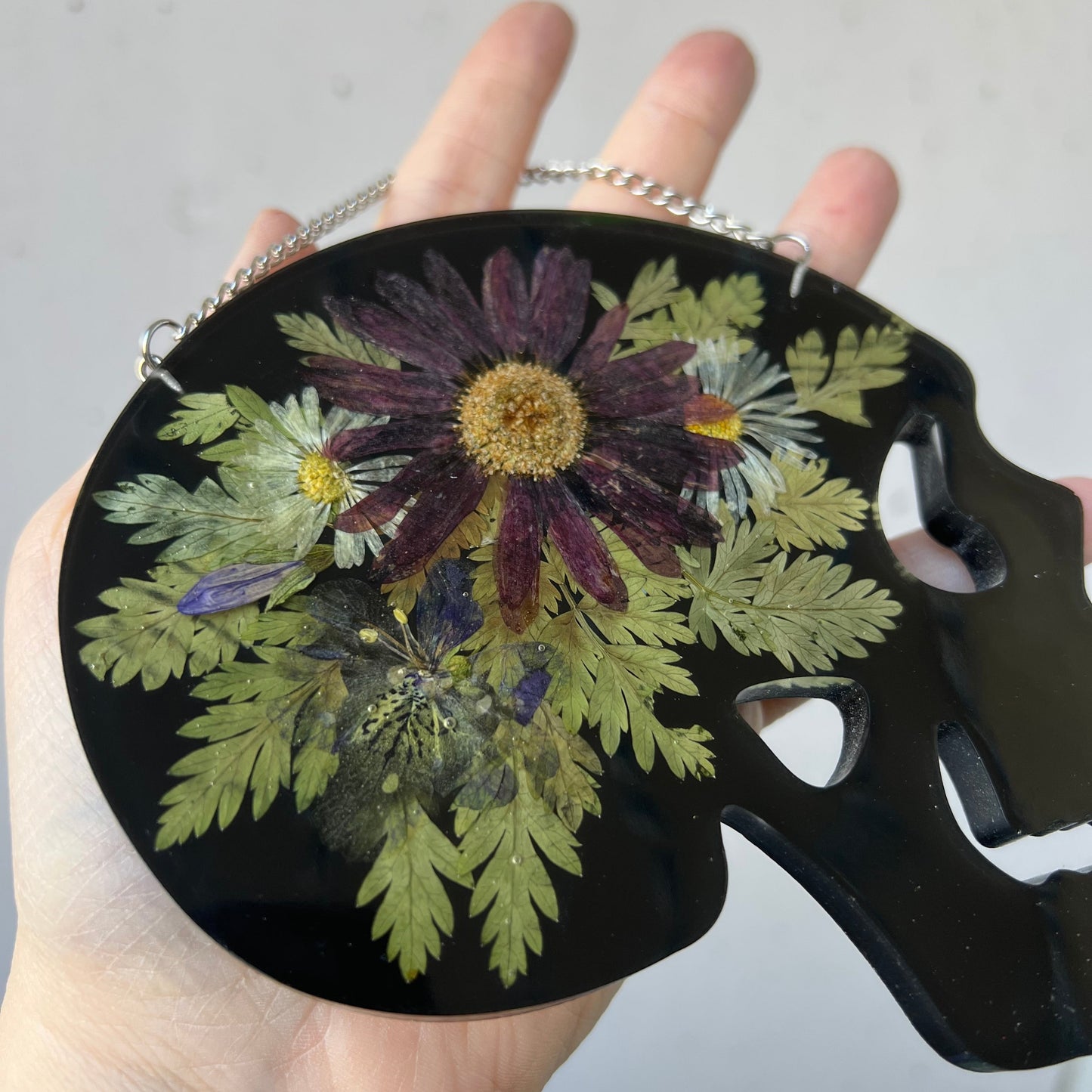 Wandbild Totenkopf mit Blüten & Farn
