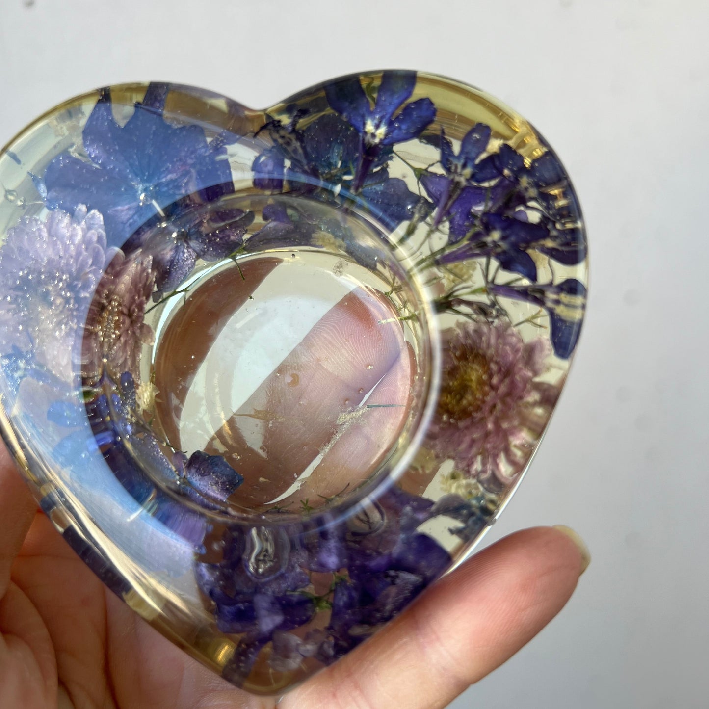 Teelichthalter in Herzform mit Blumen lila/blau