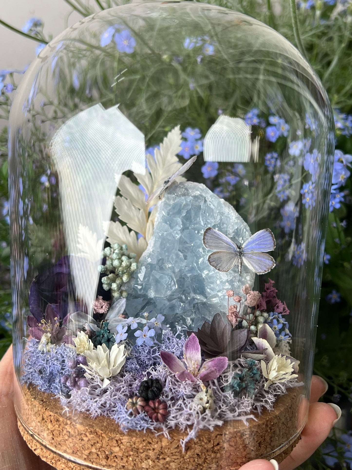 Diorama mit Celestit Kristall, Schmetterlingen & Blumen