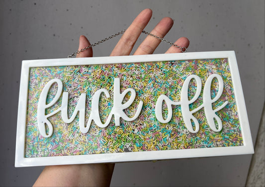 Fuck Off Schild mit Zuckerstreusel
