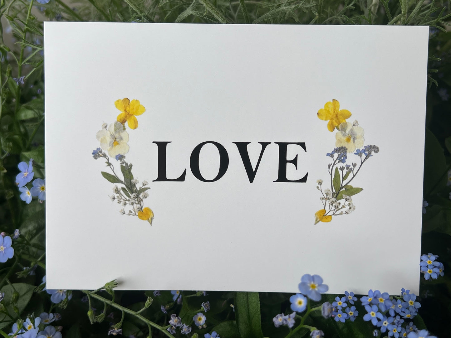 Postkarte "Love" mit Blumen Print