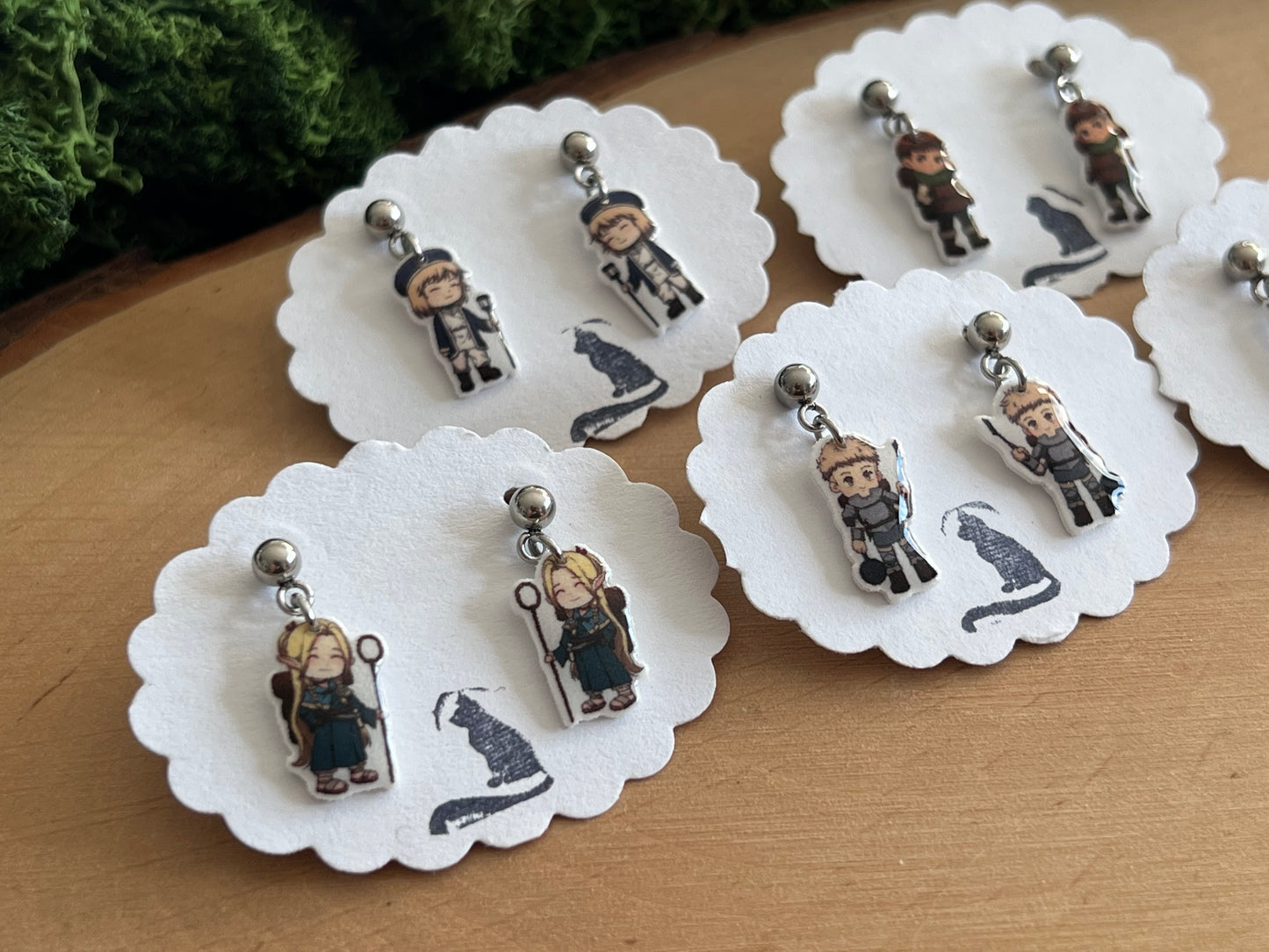 Delicious in Dungeon Charakter Ohrstecker hängend
