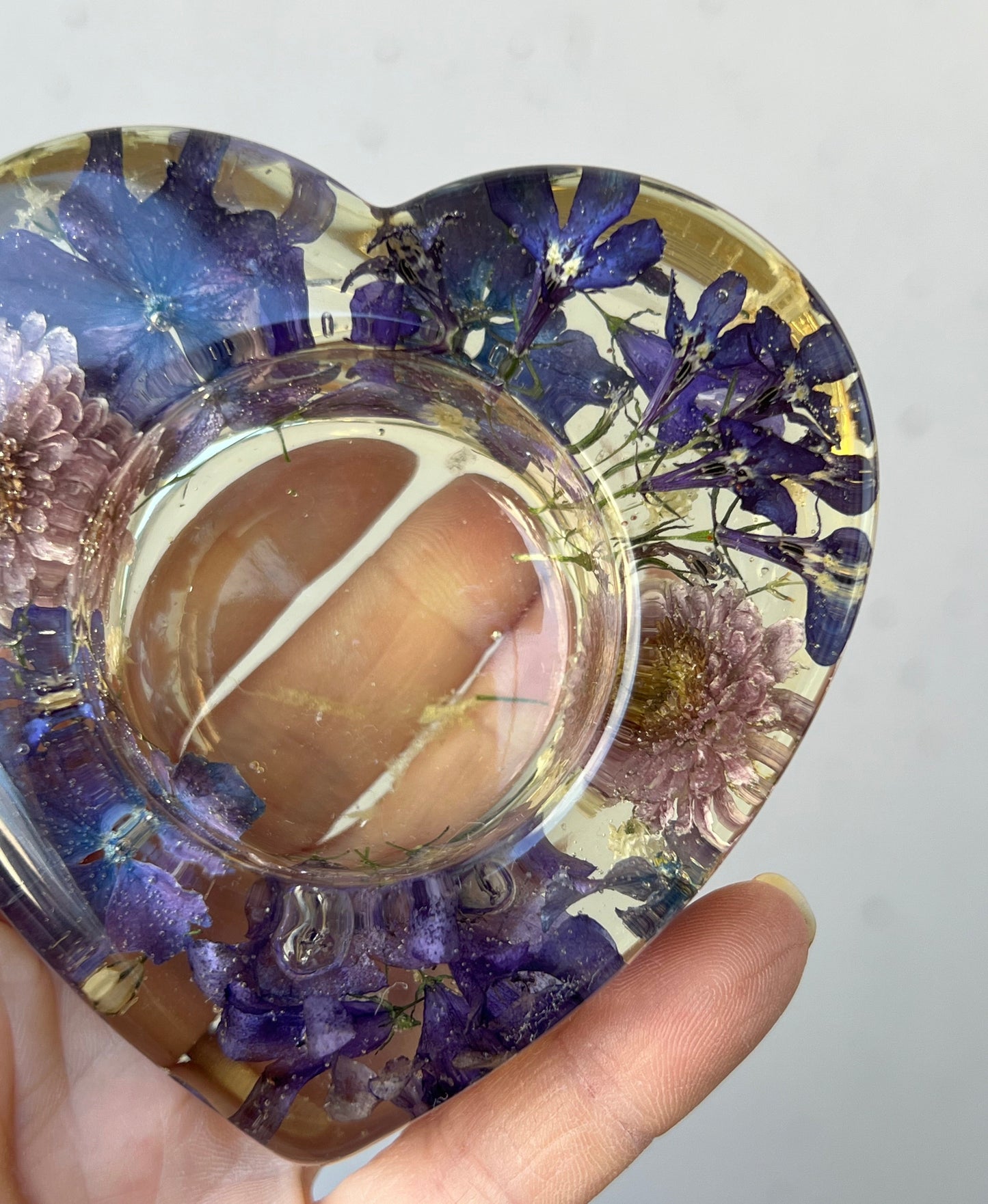Teelichthalter in Herzform mit Blumen lila/blau