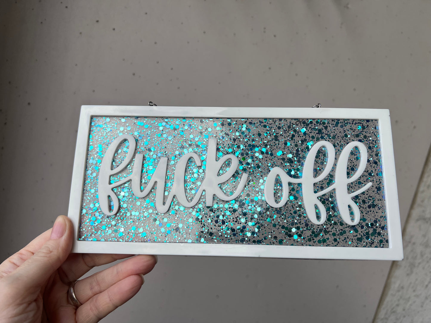 Fuck off Schild mit Glitzer Blau