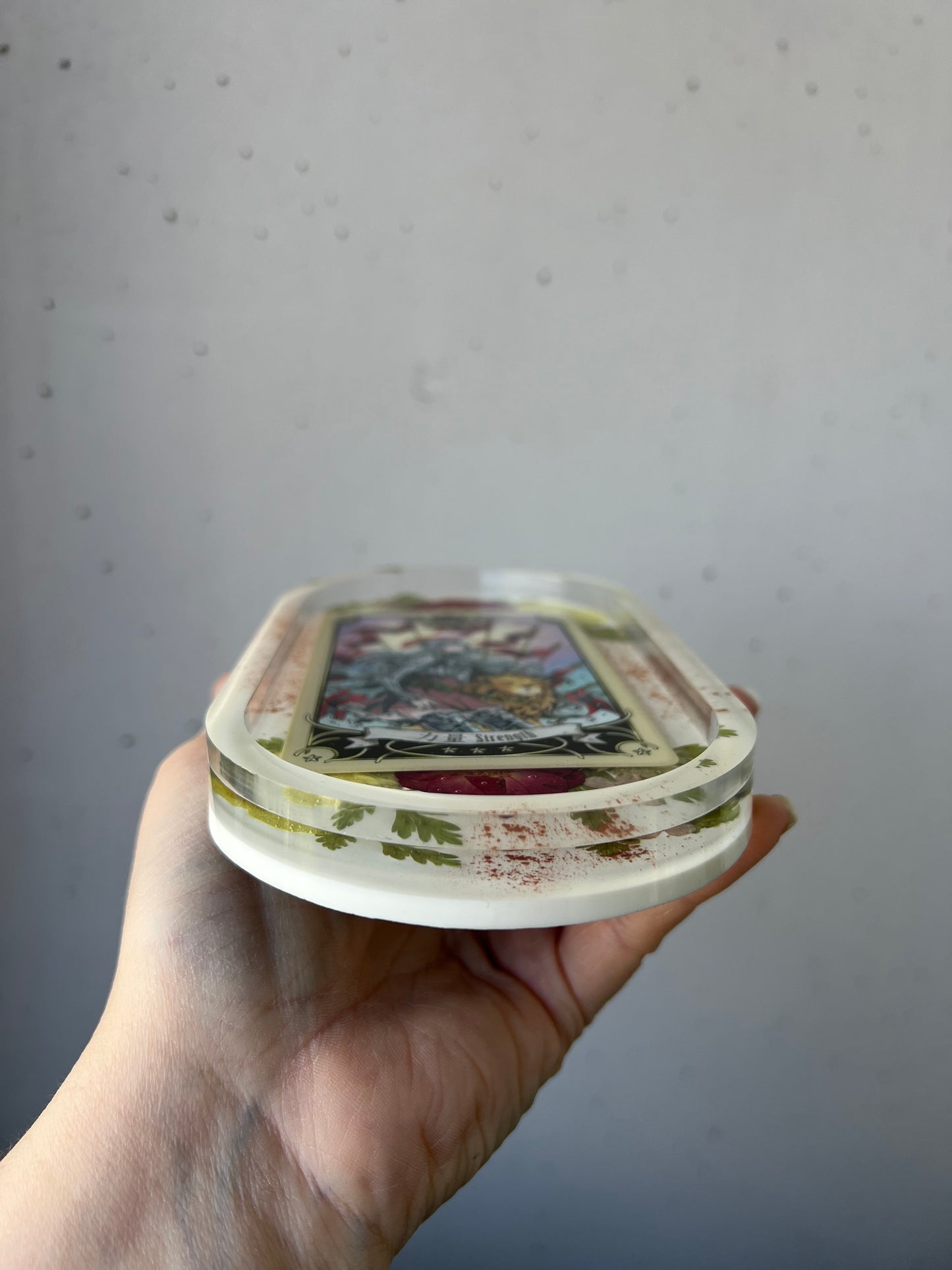 Schmuckschale mit Tarotkarte, echten Blumen und Farn