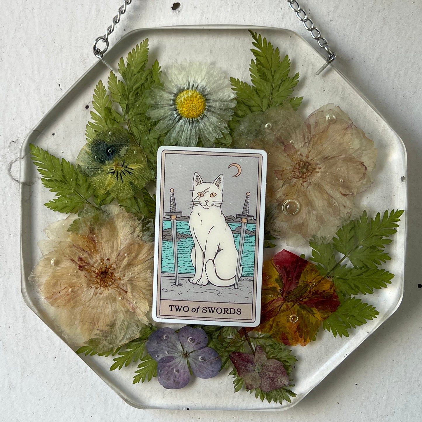 Wandbild mit Katzentarotkarte, Blumen & Farn