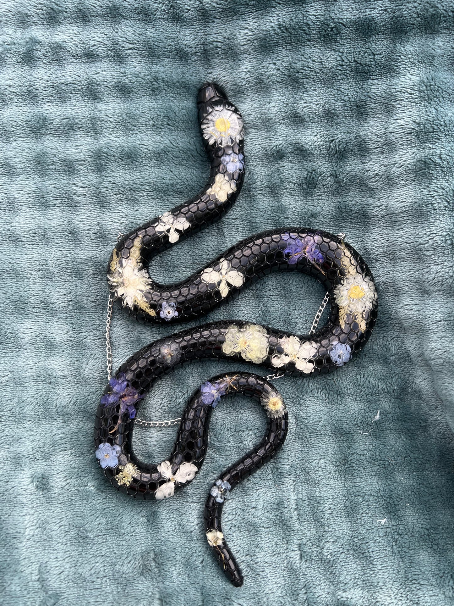 Schlangen Wanddeko mit echten Blumen