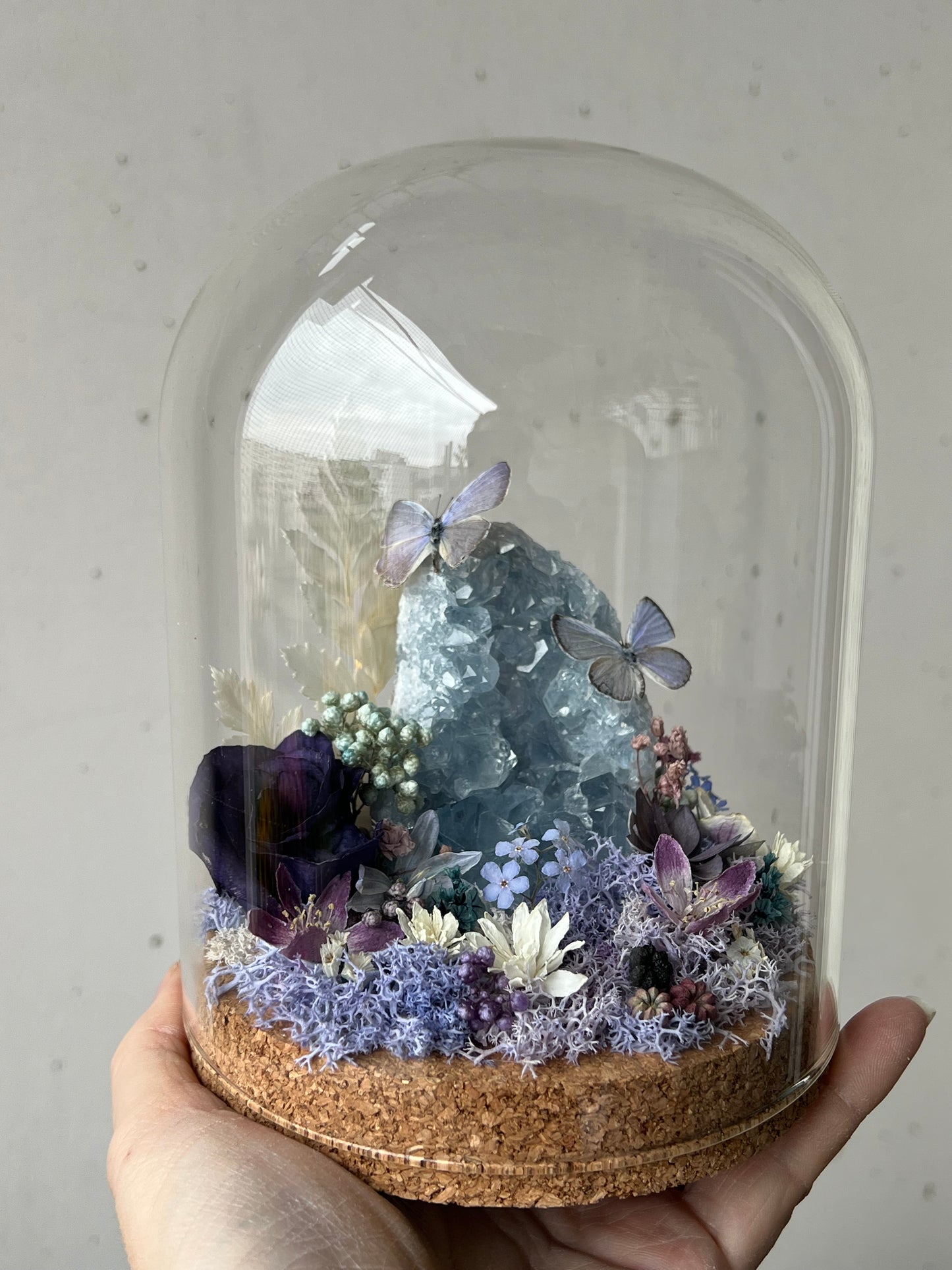 Diorama mit Celestit Kristall, Schmetterlingen & Blumen