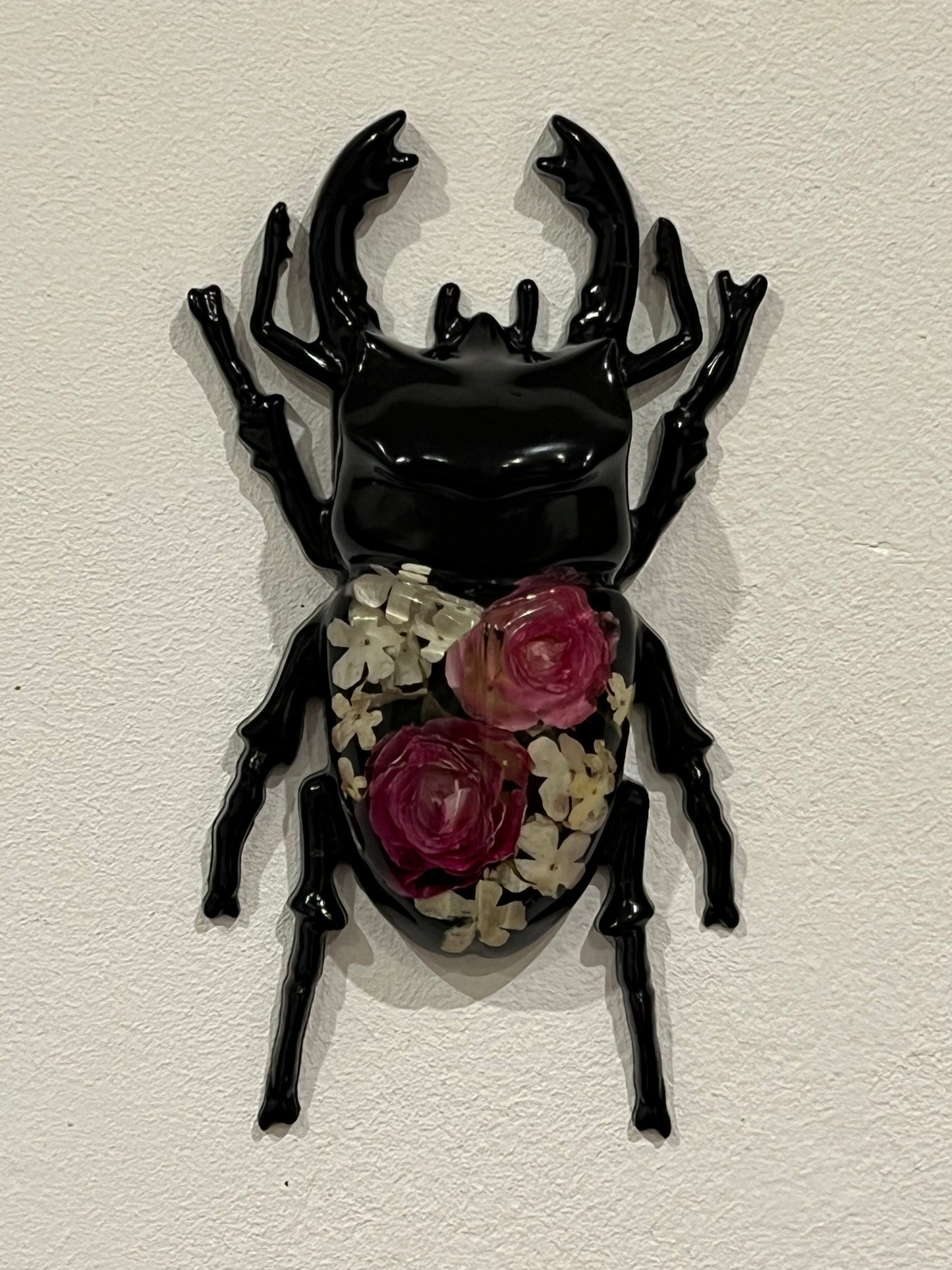 Hirschkäfer mit Rosen und Schneeballblüten