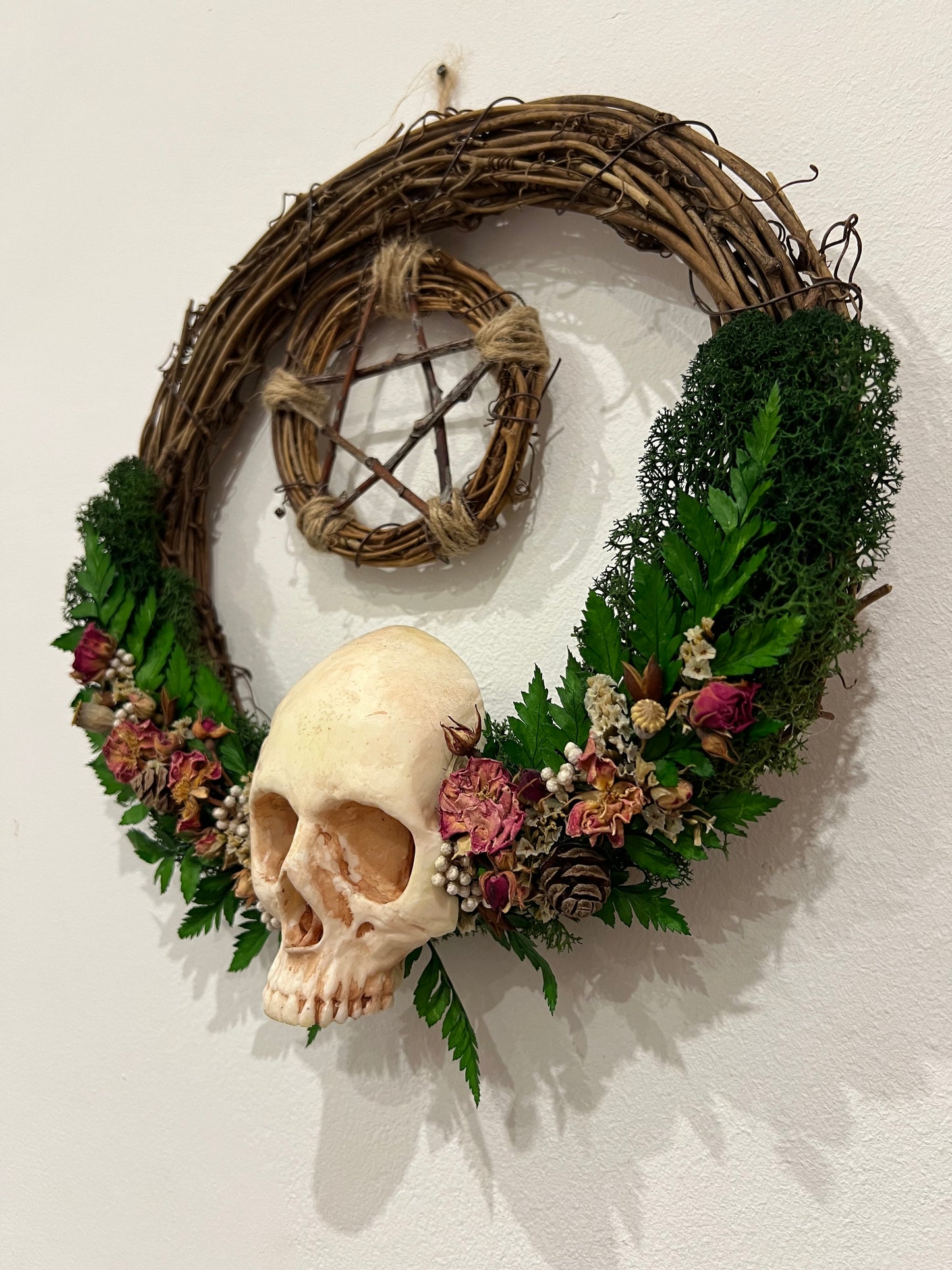 Kranz mit Harzschädel, Rosen und Samen