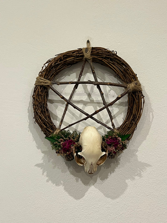 Kranz mit Katzenschädel aus Kunstharz, Rosen, Blumen, Samen und farn