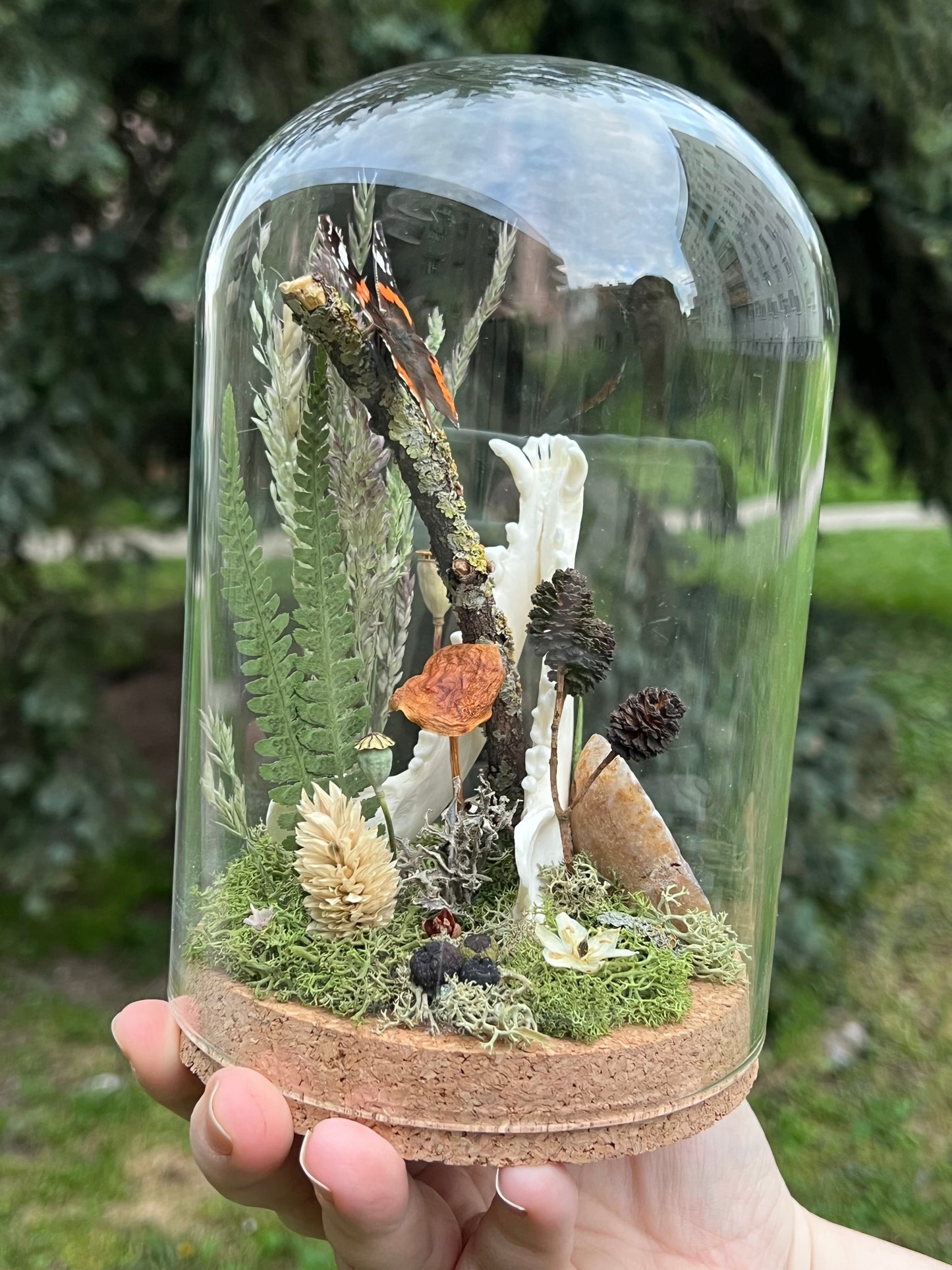 Diorama mit Fuchskiefer, Schmetterling & Achat Geode