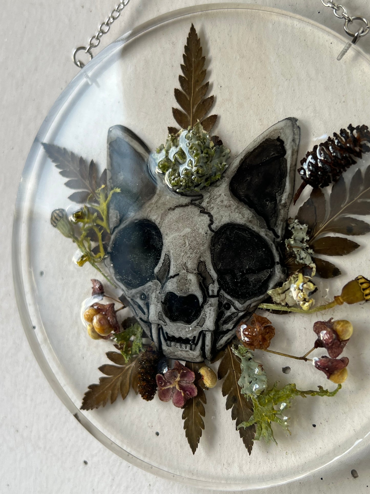 Wandbild mit Katzenschädel aus Harz, Beeren & Co.