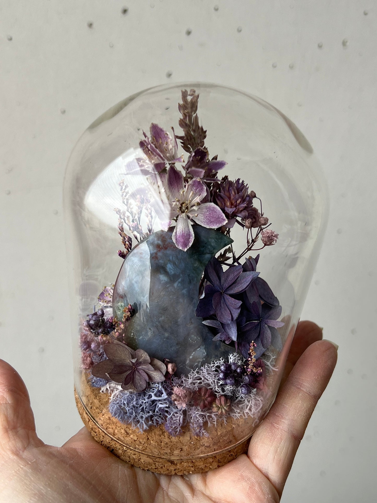 Diorama mit Achatmond und Blumen