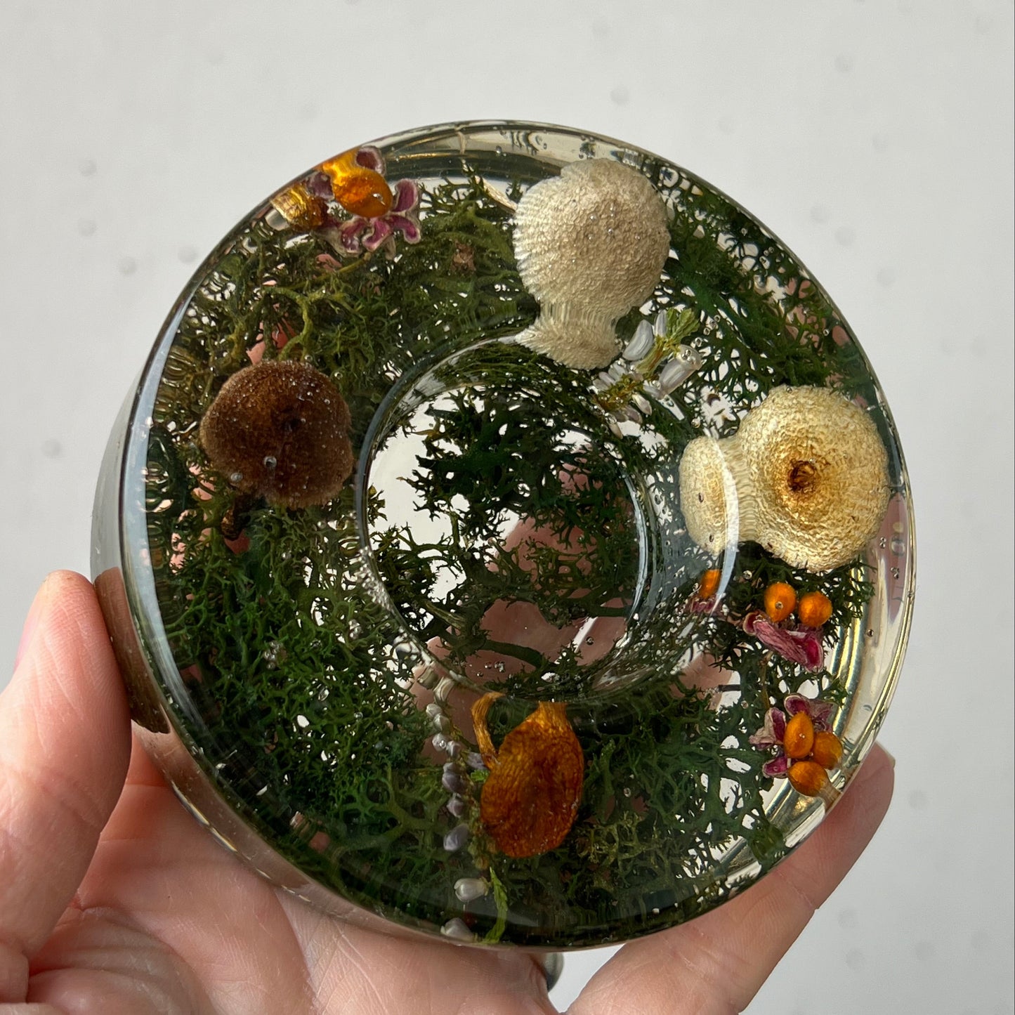 Teelicht mit Pilzen, Moos und Blumen