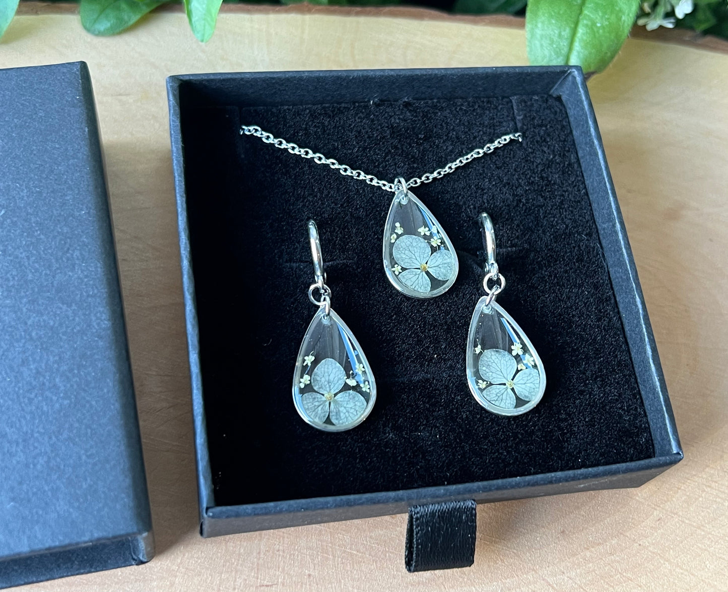 Schmuckset in Schachtel mit Hortensie und Queen Anne Blüten - Silber