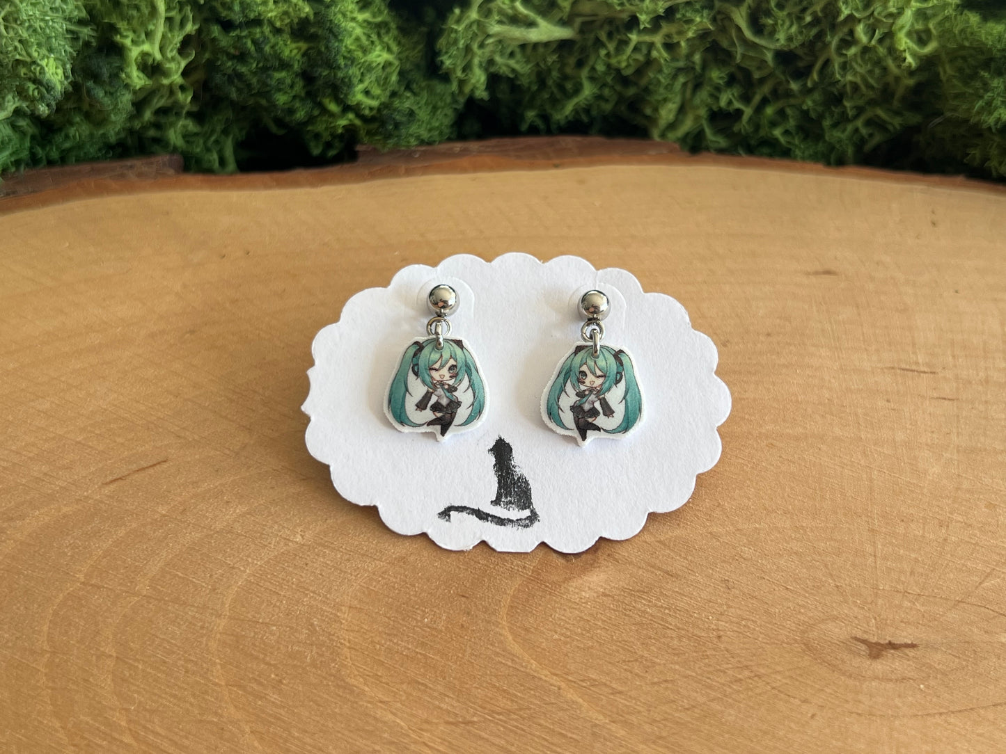 Miku Ohrstecker hängend