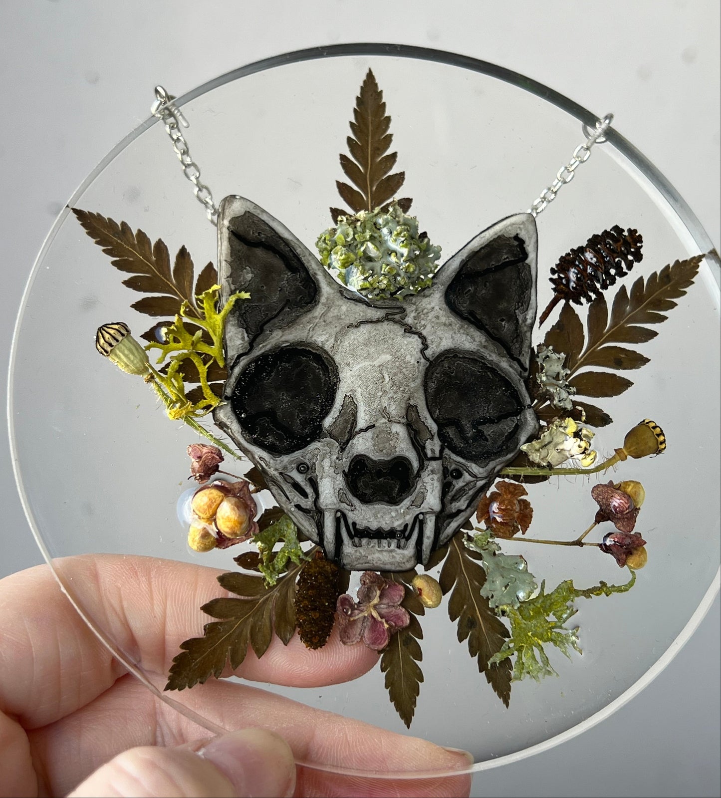 Wandbild mit Katzenschädel aus Harz, Beeren & Co.