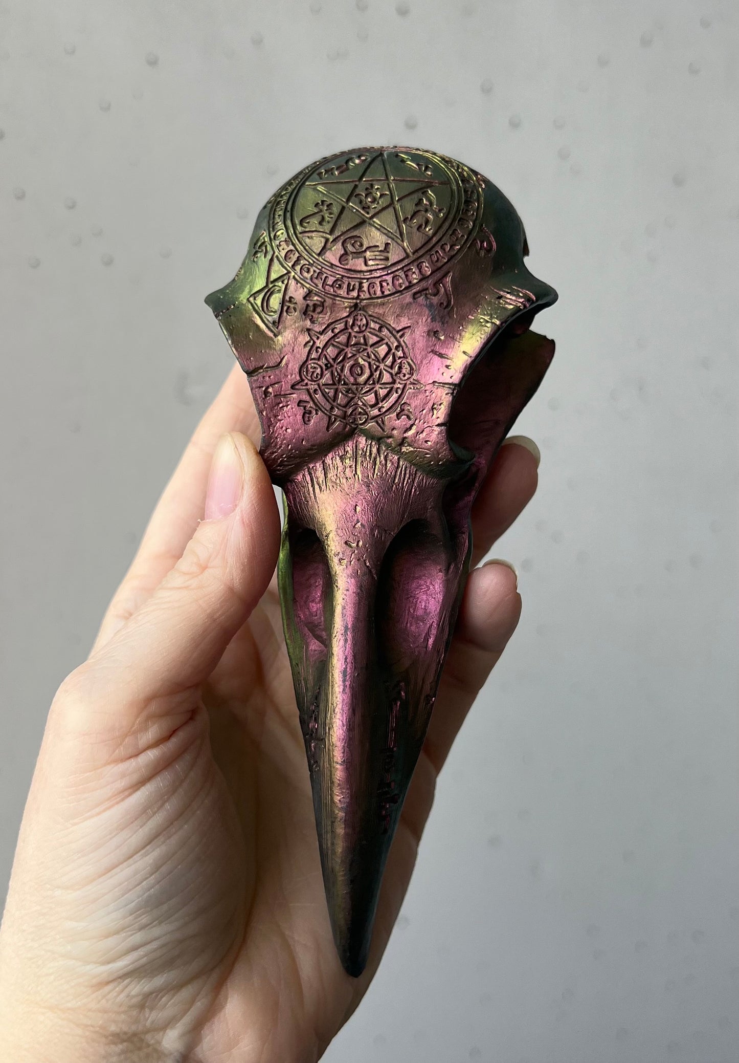 Rabenschädel aus Kunstharz schimmernd