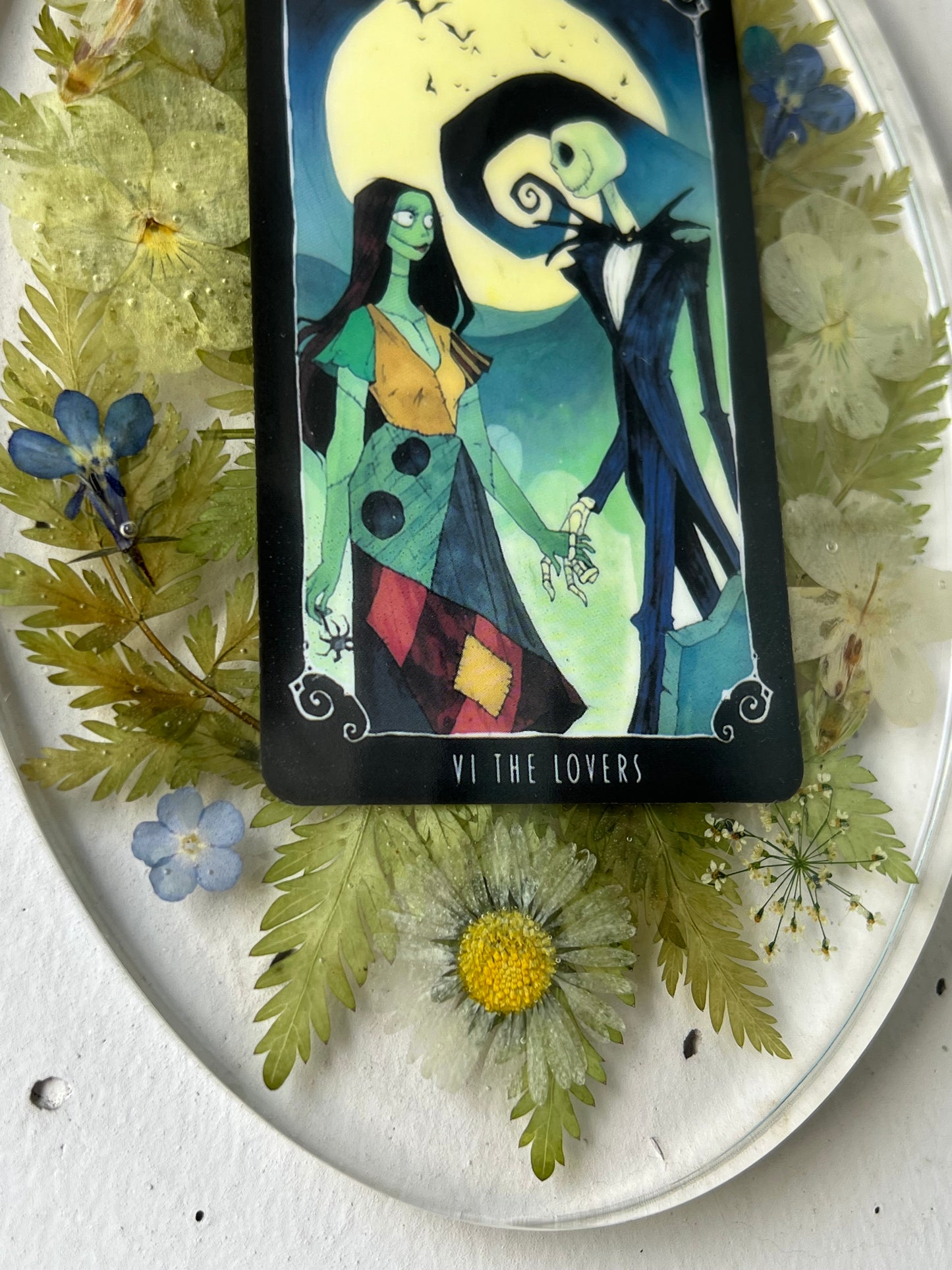 Wandbild mit Blüten, Farn & Tarotkarte