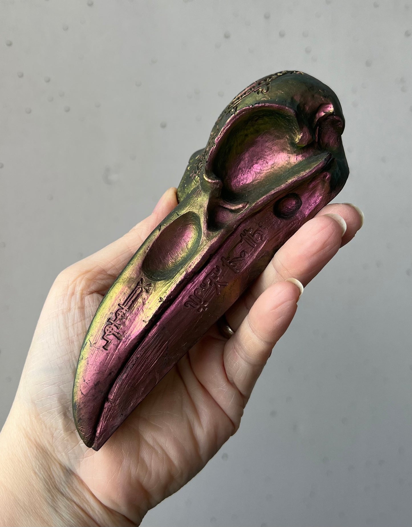 Rabenschädel aus Kunstharz schimmernd