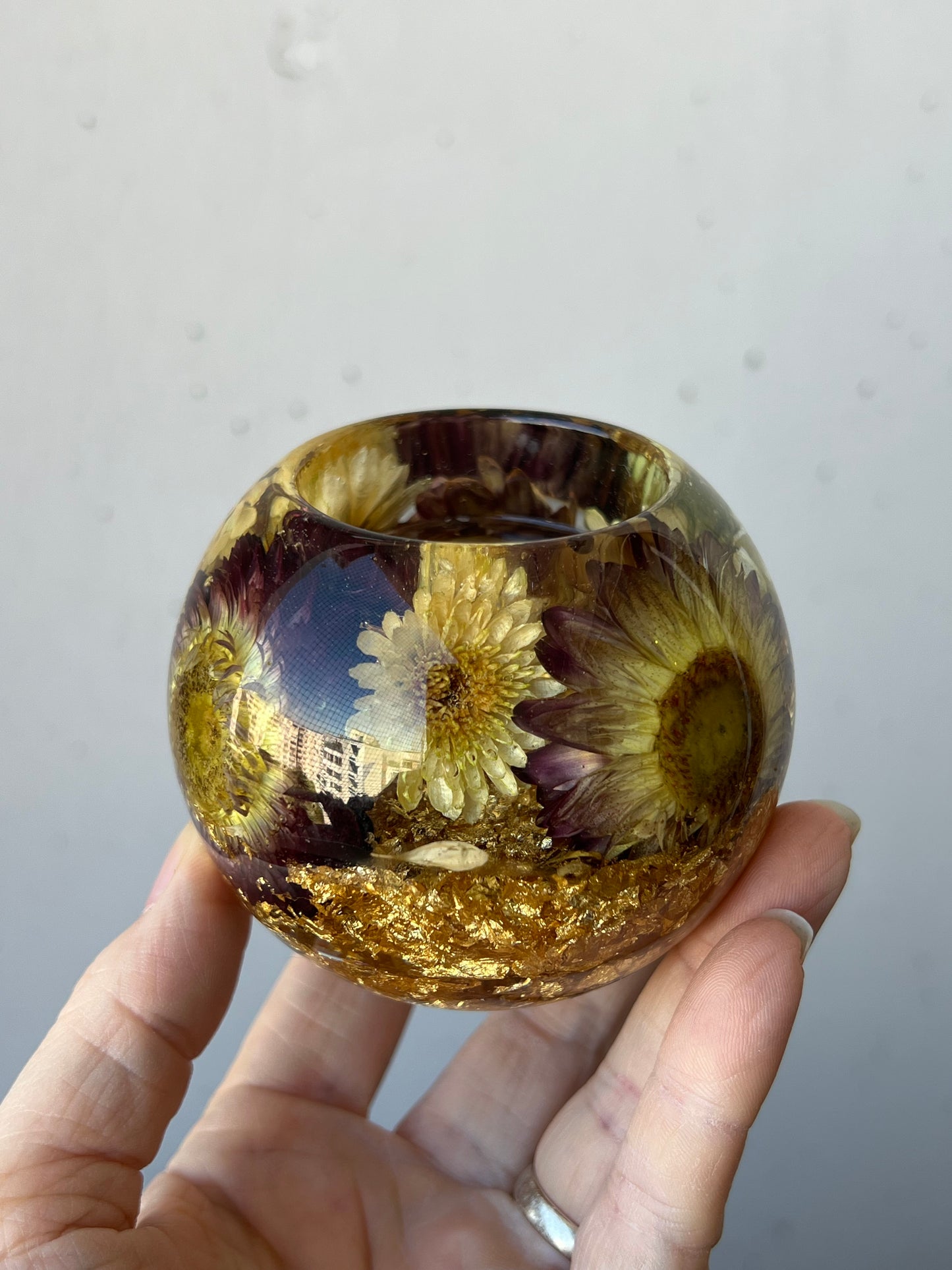 Teelichthalter mit Strohblumen und Goldelementen