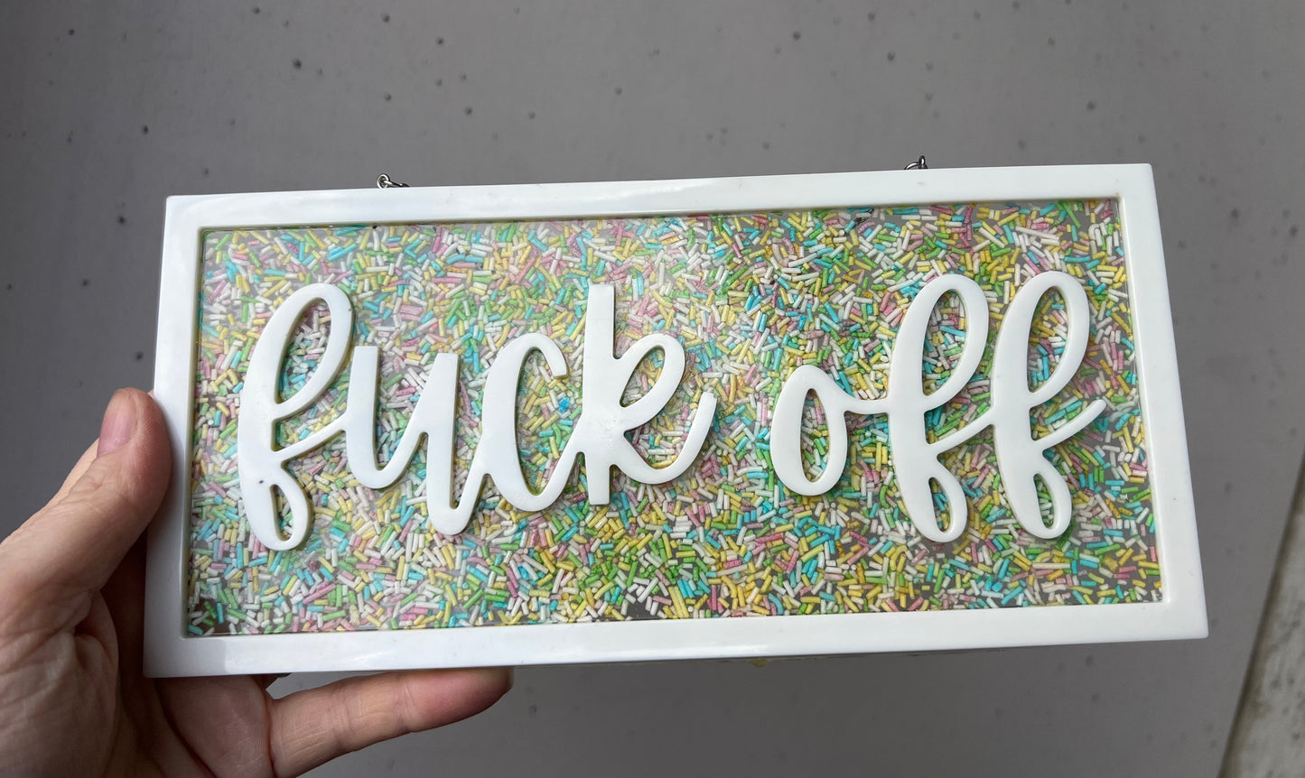 Fuck Off Schild mit Zuckerstreusel