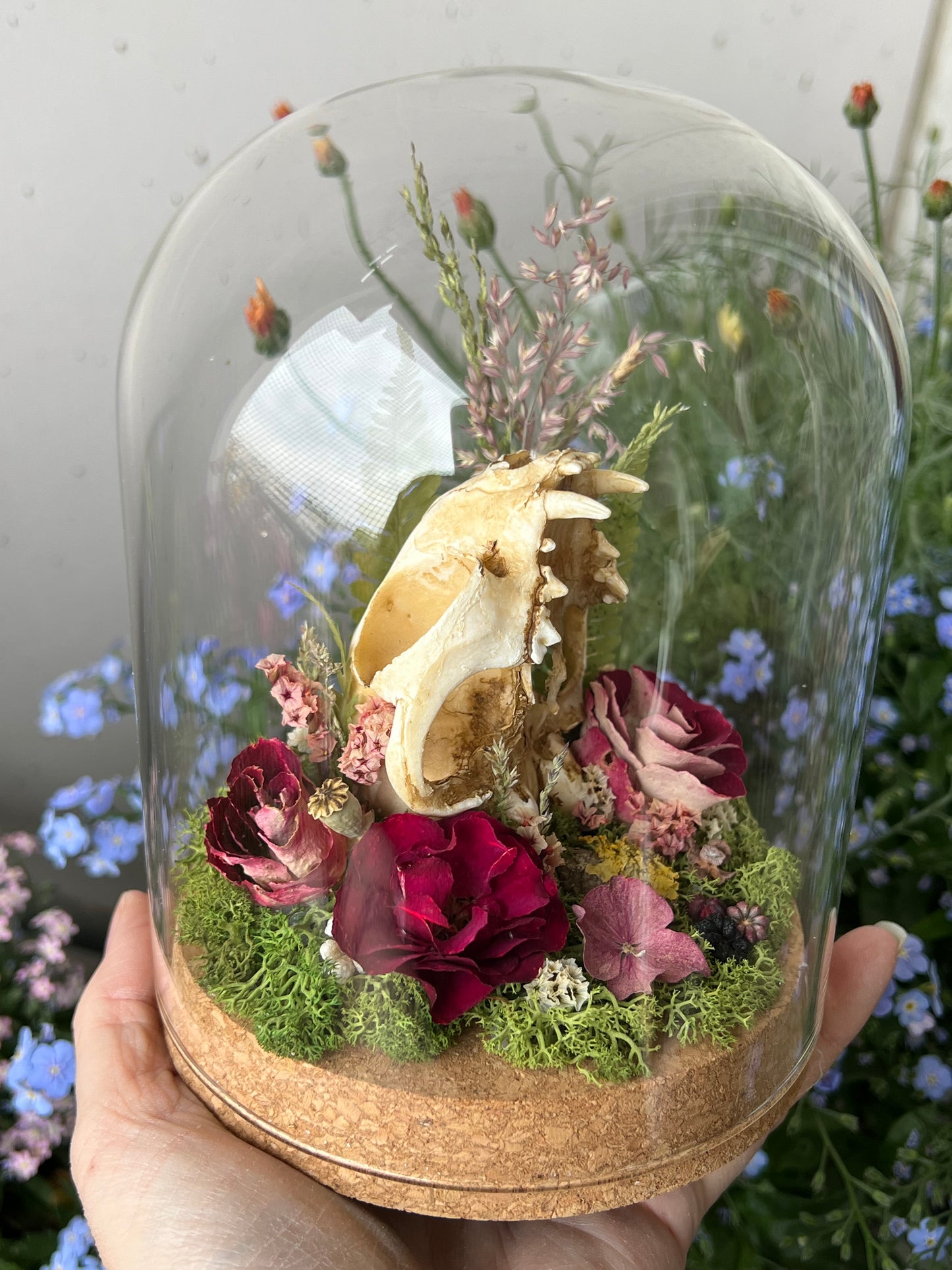 Diorama mit Katzenskull Replikation, Rosen & Blumen