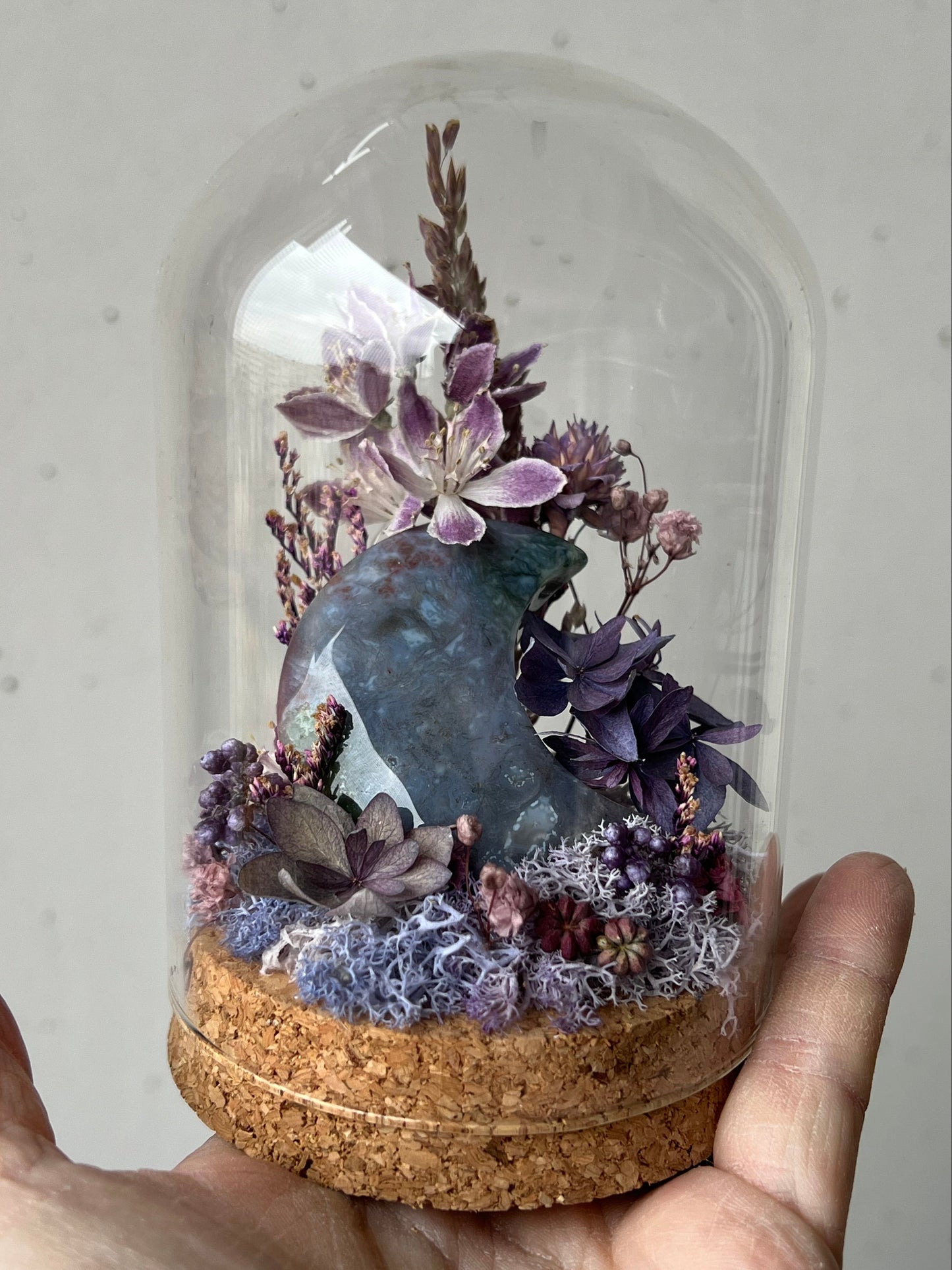 Diorama mit Achatmond und Blumen