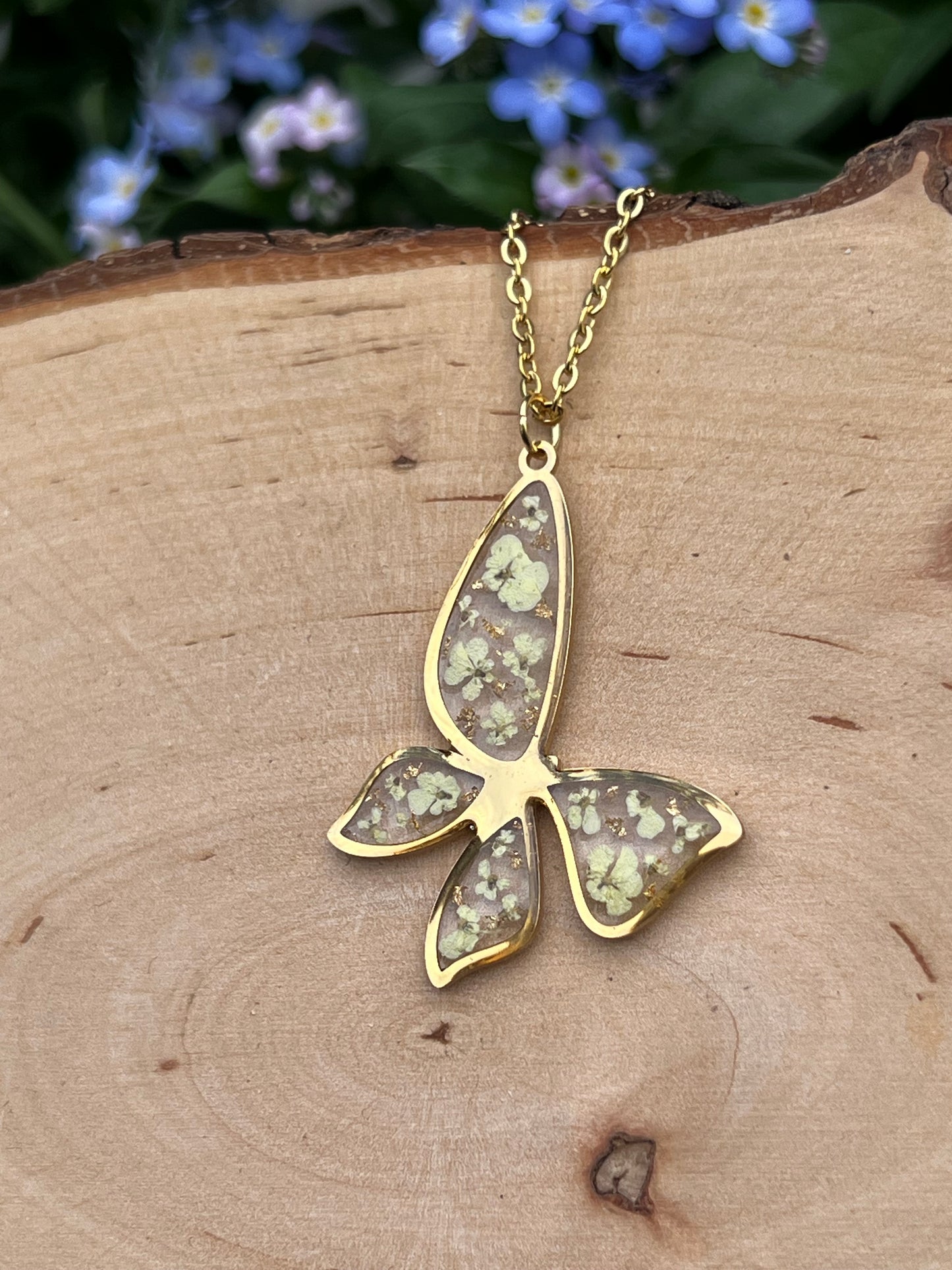 Queen Anne Lace Blüten Haslkette mit Goldflocken in Schmetterlingsform Gold