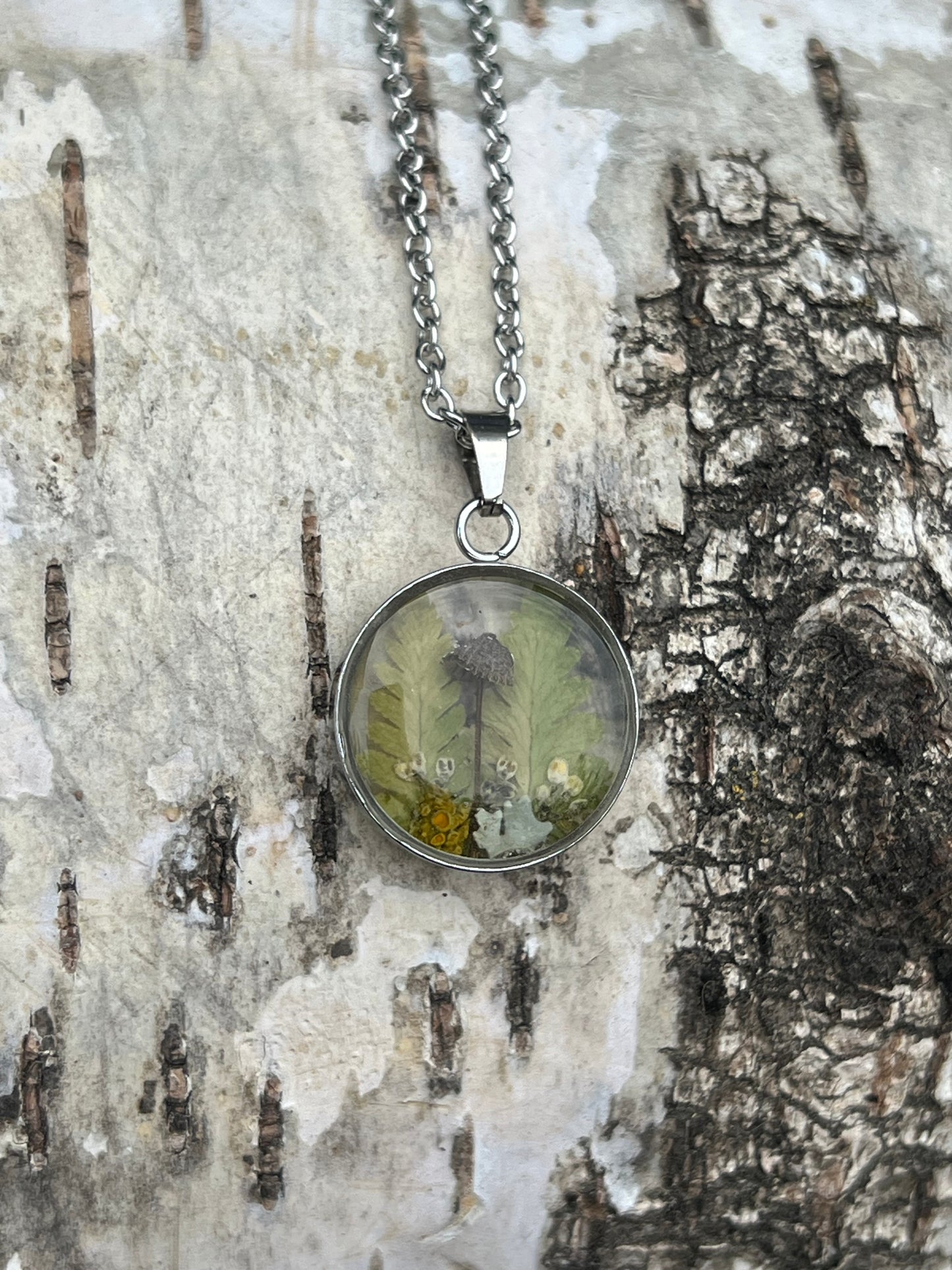 Pilz Halskette mit Farn, Blüten, Flechten und lichen